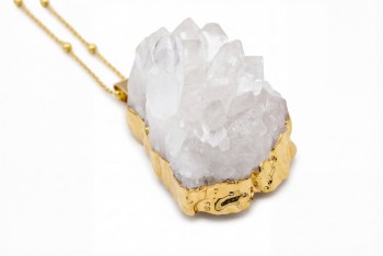 Naszyjnik z przezroczystym kryształem górskim i złotym wykończeniem, minimalistyczna biżuteria Brazi