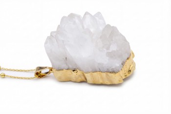 Boczny widok naszyjnika ze szczotką kryształu górskiego w złoconej oprawie, projekt marki Brazi