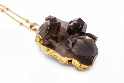 Naszyjnik z naturalnym kwarcem dymnym w formie szczotki na pozłacanym łańcuszku kulkowym, biżuteria Brazi.