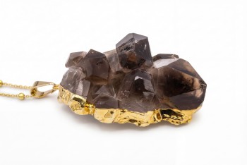 Naszyjnik kwarc dymny szczotka z widoczną pionową strukturą kryształów i złotym wykończeniem Brazi.