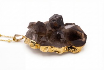 Pozłacany naszyjnik z naturalną szczotką kwarcu dymnego, kontrast surowego kamienia i złota Brazi.