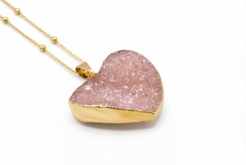 Naszyjnik z różowym agatem w kształcie serca, złocona oprawa o surowej strukturze, biżuteria Brazi