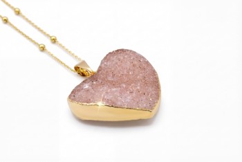 Złocony naszyjnik z różową druzą agatu w kształcie serca, biżuteria naturalna Brazi