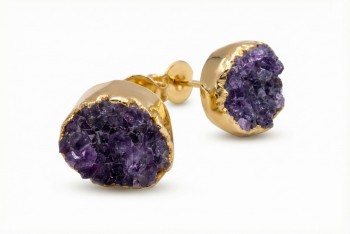 Okrągłe kolczyki z surowym ametystem i złoconym wykończeniem, naturalna biżuteria Brazi.
