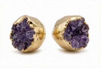 Zbliżenie na strukturę kryształów ametystu w pozłacanym kolczyku, biżuteria Brazi.