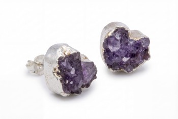 Zbliżenie na detale druzy ametystowej i rzemieślnicze wykończenie srebra, kolczyki Brazi