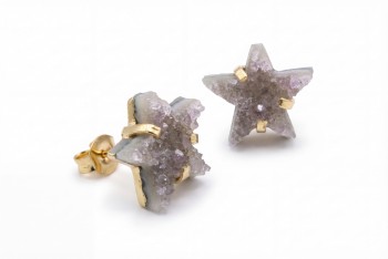 Pozłacane kolczyki z ametystem, detal zapięcia na sztyft i bocznej oprawy, marka Brazi