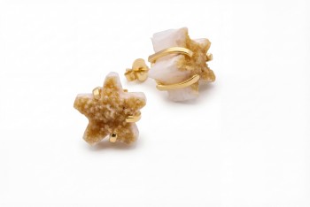 Para kolczyków z naturalnym cytrynem w kształcie gwiazdek na białym tle, biżuteria Brazi.