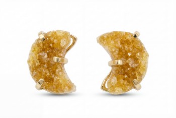 Kolczyki z cytrynem w formie półksiężyca, widok od frontu na naturalną strukturę kamienia Brazi.