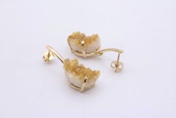 Profil kolczyka z cytrynem i zapięciem sztyft, detale wykonania naturalnej biżuterii Brazi.