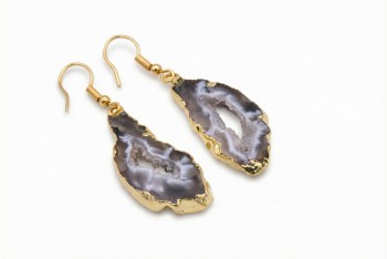 Kolczyki z naturalnego agatu w formie plastrów geody z widocznymi kryształami, Brazi.