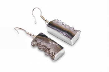 Kolczyki z ametystowych plastrów w srebrnej oprawie o surowej teksturze, biżuteria Brazi