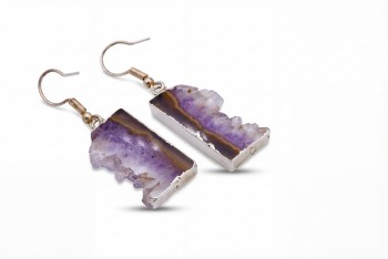 Wiszące kolczyki z naturalnym fioletowym ametystem, srebrna oprawa, biżuteria Brazi.