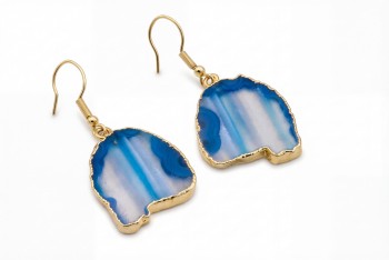 Wiszące kolczyki z plasterkami błękitnego agatu w złotej ramce, ręcznie wykonana biżuteria Brazi