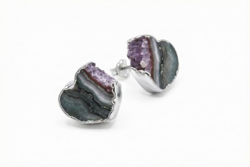 Srebrne kolczyki z naturalnym ametystem w kształcie serca, ręcznie wykonana biżuteria Brazi.