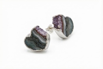 Kolczyki sztyfty z fioletowym ametystem w kształcie serca o surowych krawędziach, biżuteria Brazi.
