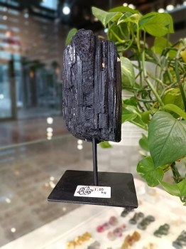 Czarny Turmalin na podstawce nr. 226