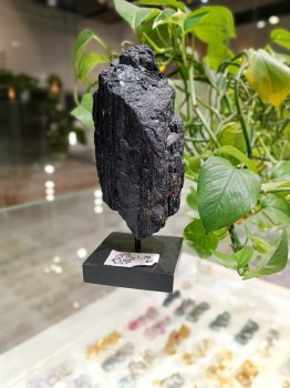 Czarny Turmalin na podstawce nr. 228