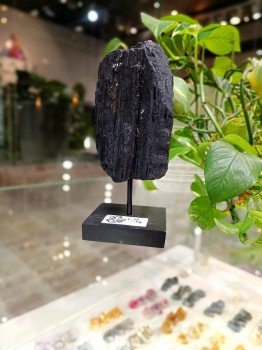Czarny Turmalin na podstawce nr. 237