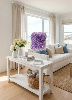 Szczotka ametystu na podstawce nr. 123 - aranżacja wnętrza