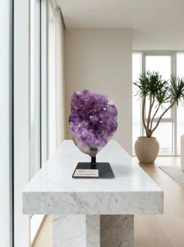 Szczotka ametystu na podstawce nr. 165 - aranżacja wnętrza