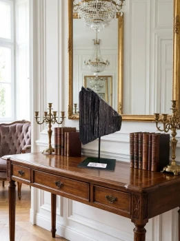 Czarny Turmalin na podstawce nr. 239 - aranżacja wnętrza