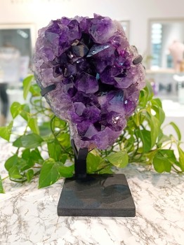 Szczotka ametystu na podstawce nr. 208