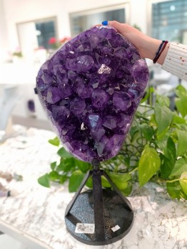 Szczotka ametystu na podstawce nr. 209