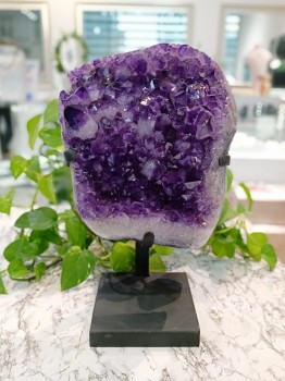 Szczotka ametystu na podstawce nr. 219