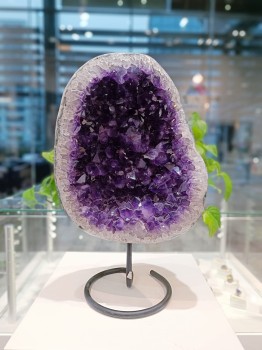 Szczotka ametystu na podstawce nr. 210