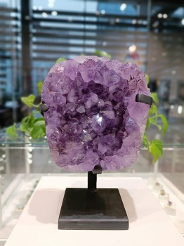 Szczotka ametystu na podstawce nr. 216