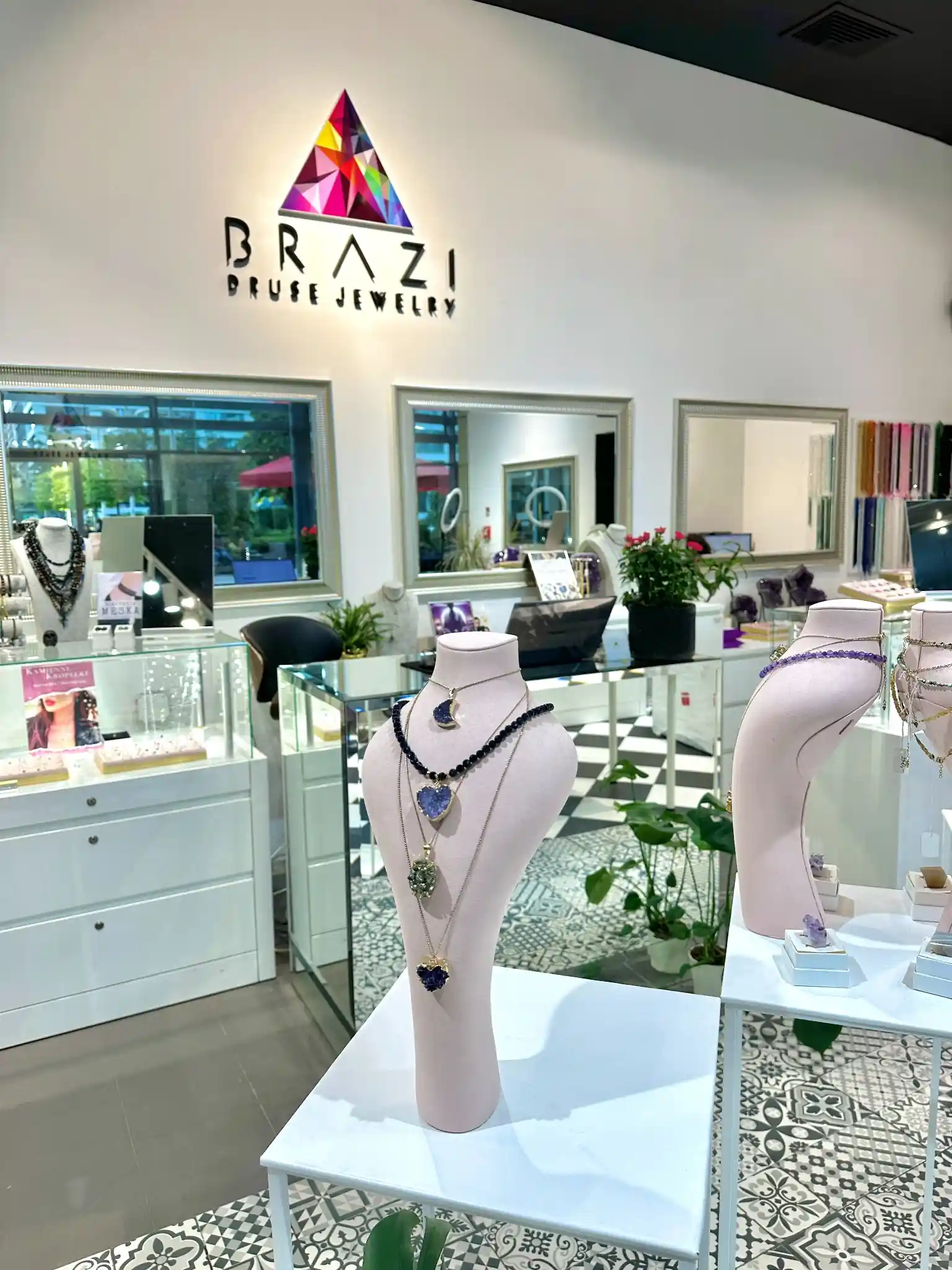 Ręcznie robiona biżuteria na zamówienie - detal w pracowni Brazi Druse