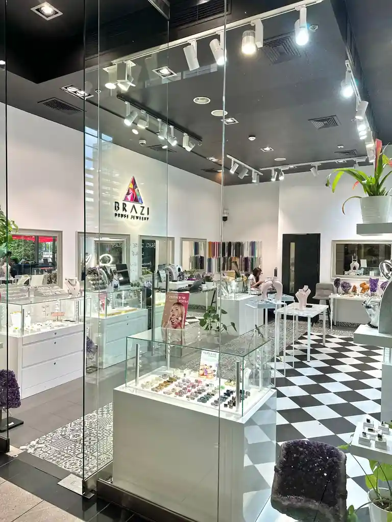 Wnętrze sklepu z minerałami Brazi Druse w Warszawie, pełne naturalnych kamieni i biżuterii.