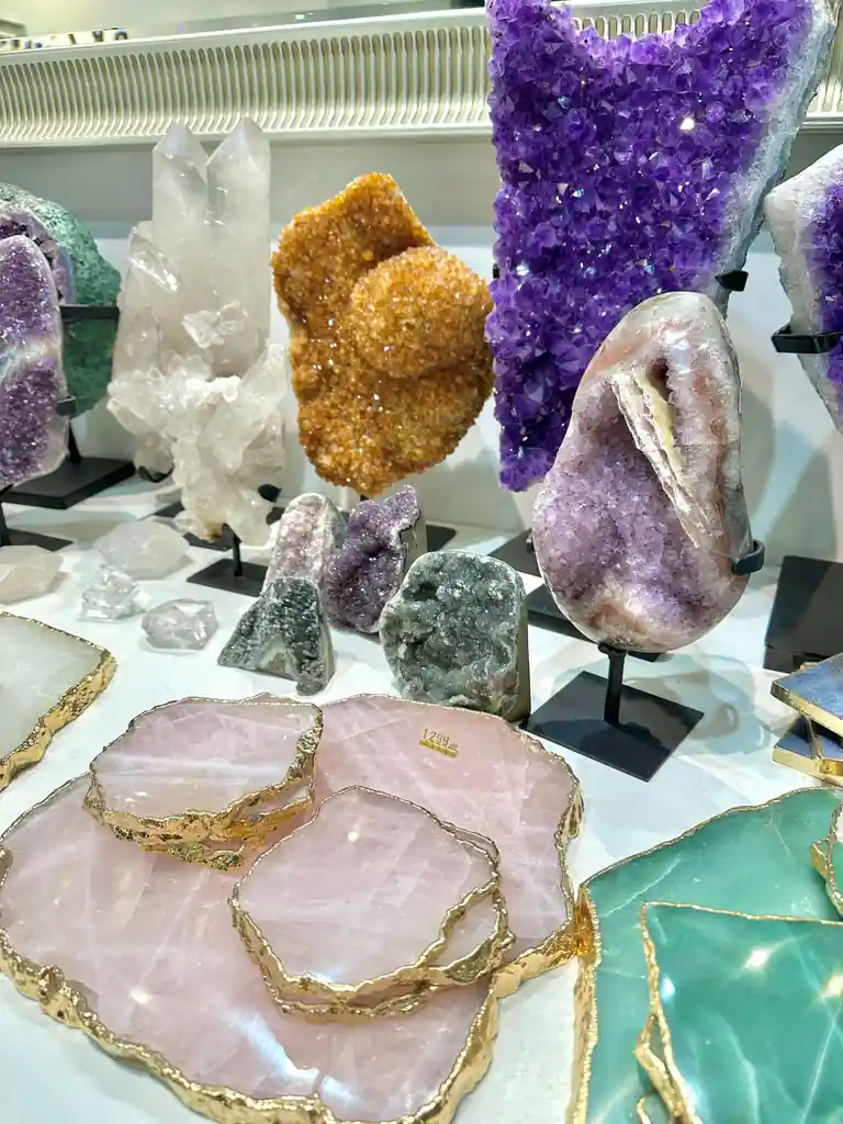 Dekoracje do wnętrz z kamieni naturalnych - duża geoda ametystowa jako element wystroju.