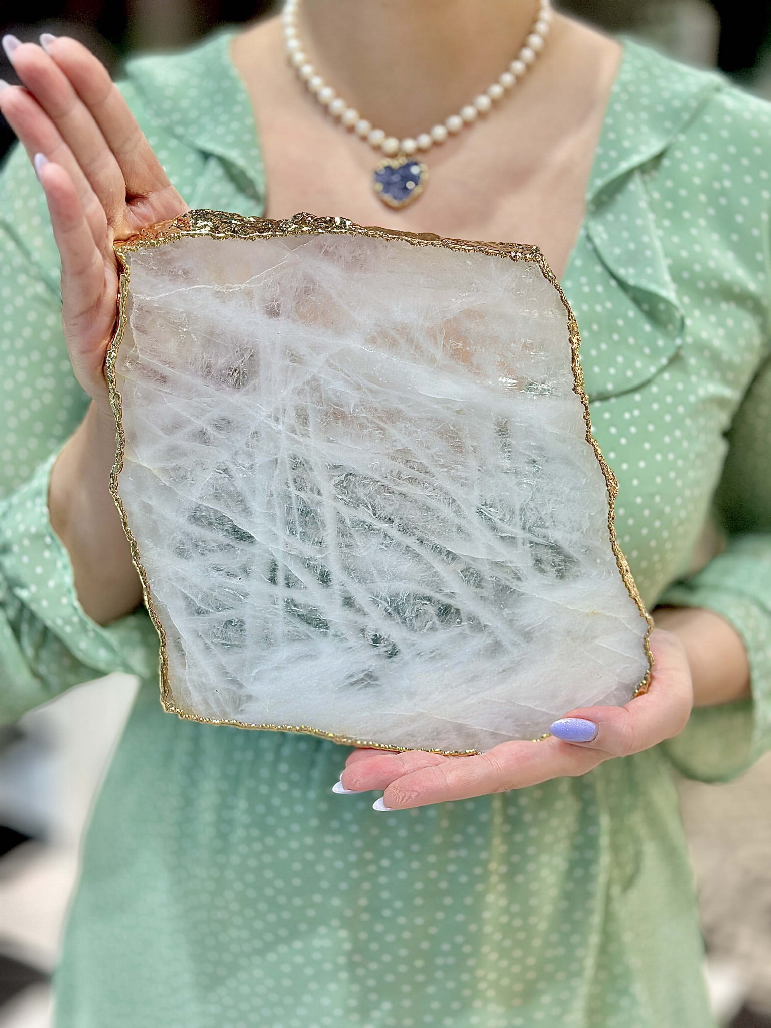 Duża, złocona platera wykonana z naturalnego kryształu górskiego.